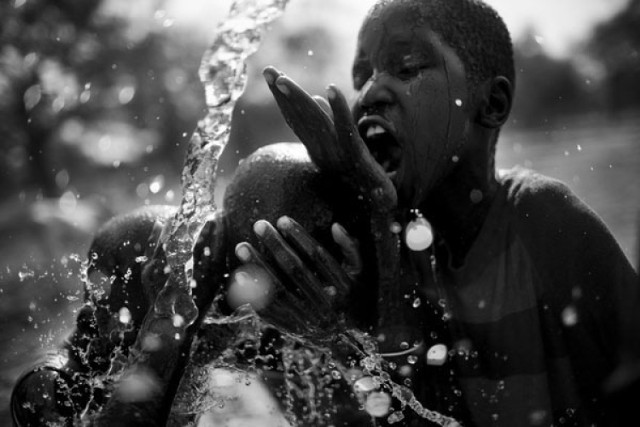 W ramach obchodów Światowego Dnia Wody w Centrum Sztuki Współczesnej w Toruniu od 20 do 25 marca będzie można obejrzeć wystawę zdjęć autorstwa Grzegorza Grzędzińskiego „Potrzeba wody w Sudanie”.