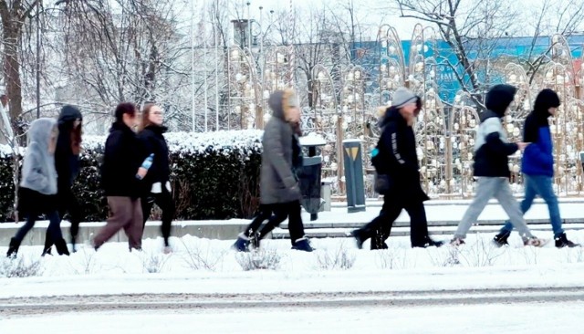 Gorzowscy strażnicy miejscy przypominają o obowiązku odśnieżania chodników.