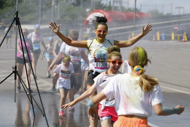 The Color Run, Warszawa 2018. Najbardziej nietypowy bieg w Warszawie. Biegli w kolorowym proszku [ZDJĘCIA 2/4]