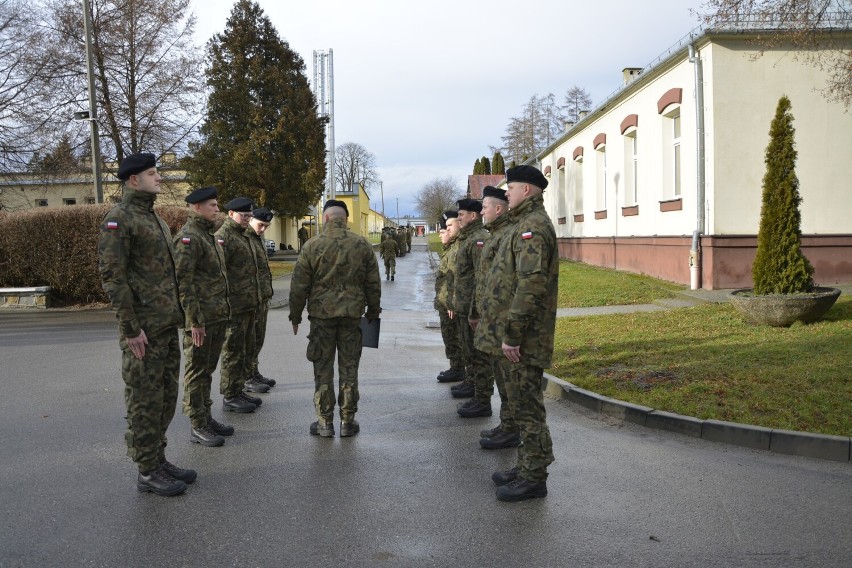 Szkolenie z musztry i survivalu żołnierzy dobrowolnej zasadniczej służby wojskowej w 1. Batalionie Czołgów w Żurawicy [ZDJĘCIA]