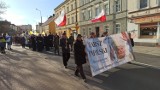 Grudziądz. Tłum wiernych uczcił pamięć Jana Pawła II. Tak było na Marszu Papieskim ulicami Grudziądza. Zdjęcia z 2 kwietnia 2023