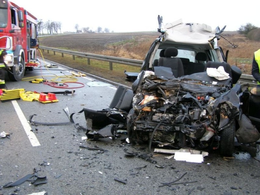 Śmiertelny wypadek na DK16. Auto zderzyło się z ciężarówką