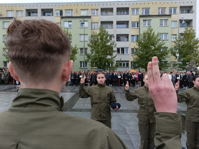 Uczniowie, którzy w tym roku dołączyli do Zespołu Szkół nr 2 w Lubinie, złożyli uroczyste ślubowanie na lubińskim rynku. W tym roku do tego grona dołączyło ponad 400 pierwszoklasistów. Było to wyjątkowe wydarzenie, ponieważ po raz pierwszy mieszkańcy mogli zobaczyć uroczystość w samym centrum miasta.