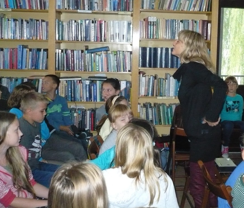 Malbork. Biblioteka na Starym Mieście gościła pisarzy "na walizkach"