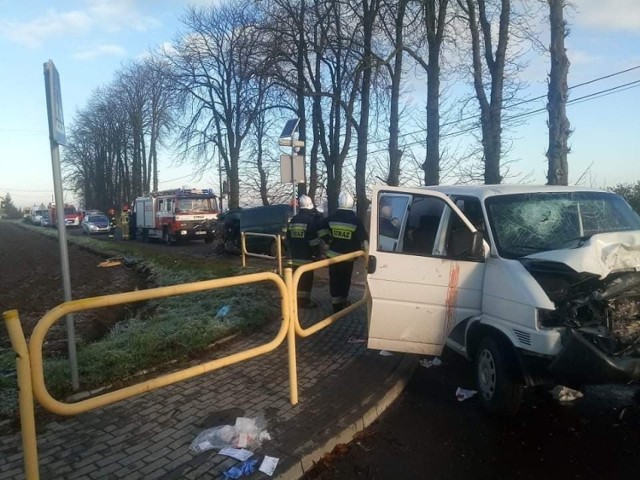 Poważny wypadek pod Włocławkiem. Zderzyły się z sobą dwa auta: dostawczy Mercedes i bus VW Transporter.