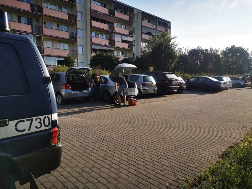 10 aut uszkodzonych na Południu we Włocławku. Ktoś przebił opony w zaparkowanych samochodach [zdjęcia]