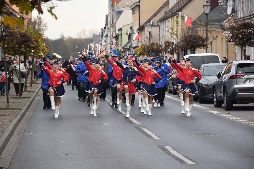 Uroczysty przemarsz delegacji pod Pomnik Niepodległości w Wolsztynie [GALERIA]