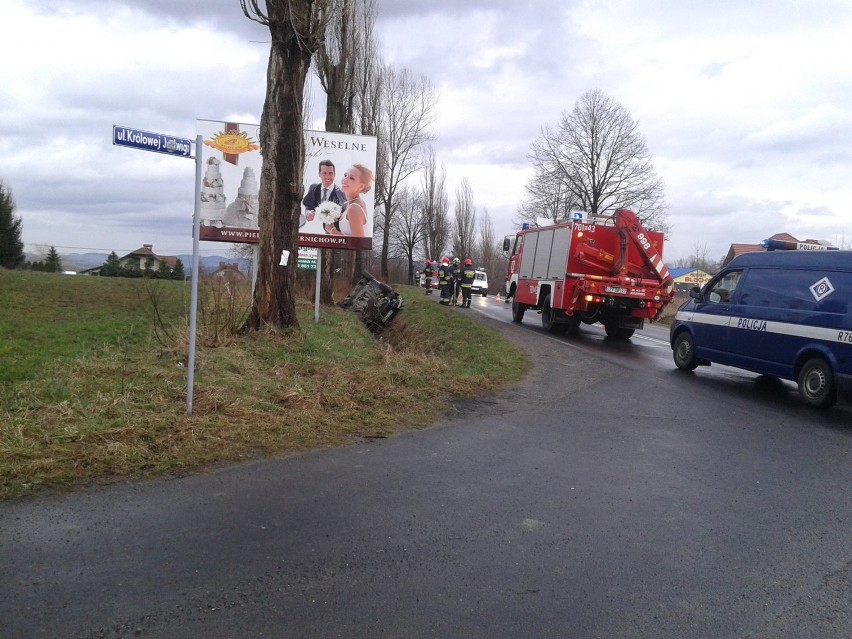 Wypadek w Żywcu. Dachowanie na ul. Krakowskiej [ZDJĘCIA]