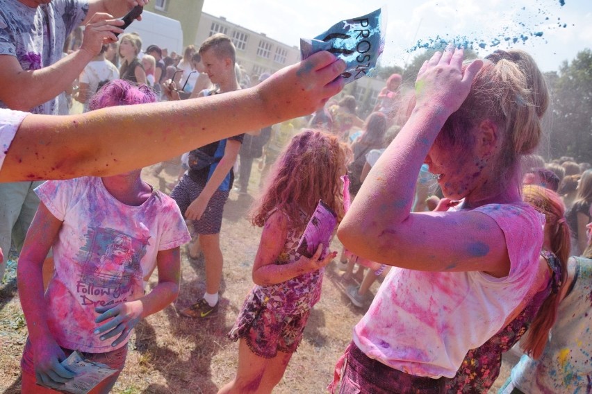 Open Hair 2019. Sobotę rozpoczęły kolory holi (zdjęcia)