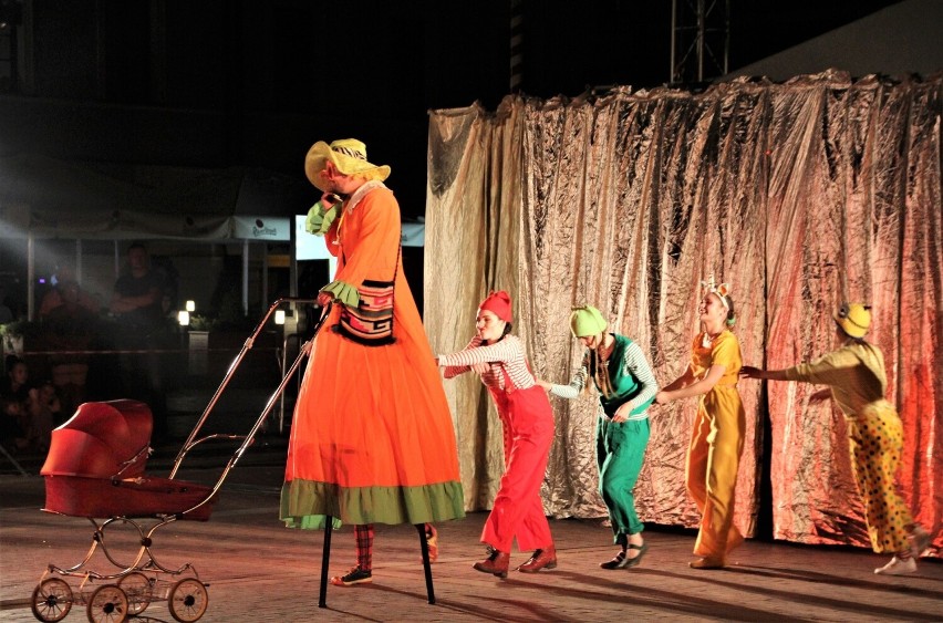 Zamość. Aktorzy z Kijowa i Lwowa brawurowo rozpoczęli Zamojskie Lato Teatralne