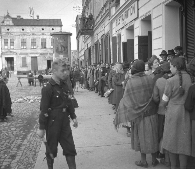 W kolekcji, która trafiła do zbiorów Muzeum Żydowskiego w Oświęcimiu, są zdjęcia przedstawiające wydarzenia na oświęcimskim Rynku w czasie niemieckiej okupacji, w 1940 roku