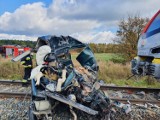 Wypadek na przejeździe kolejowym w Cekanowie koło Tomaszowa. Nie żyje kierowca transportera [ZDJĘCIA]
