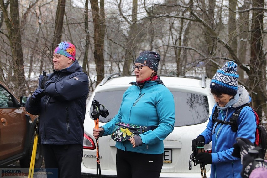 Włocławek, ul. Leśna. Trening pasjonatów nordic walking.