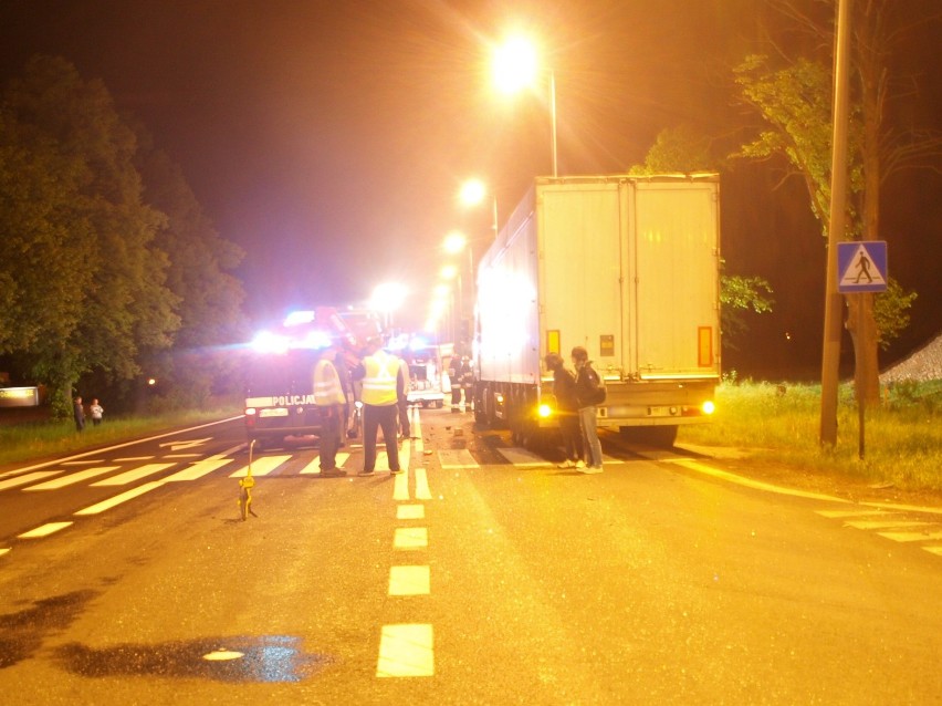 Wypadek w Ostaszewie. Trzy osoby ranne [ZDJĘCIA]