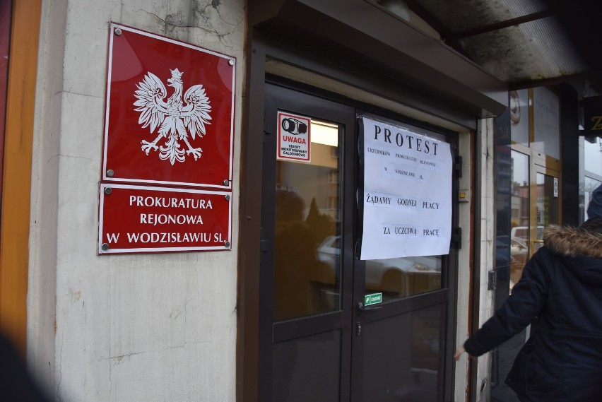 "Ojczyźnie służba, w zamian jałmużna". Protest pracowników...