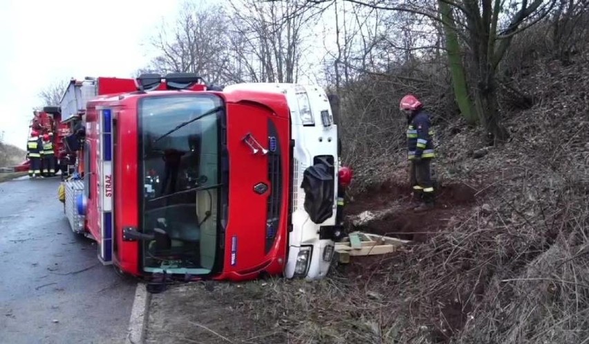 Lekki samochód gaśniczy marki Renault należący do Państwowej...