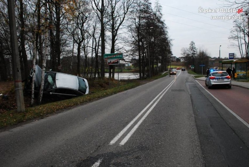 Auto roztrzaskało się na drzewie na granicy Jastrzębia i Żor