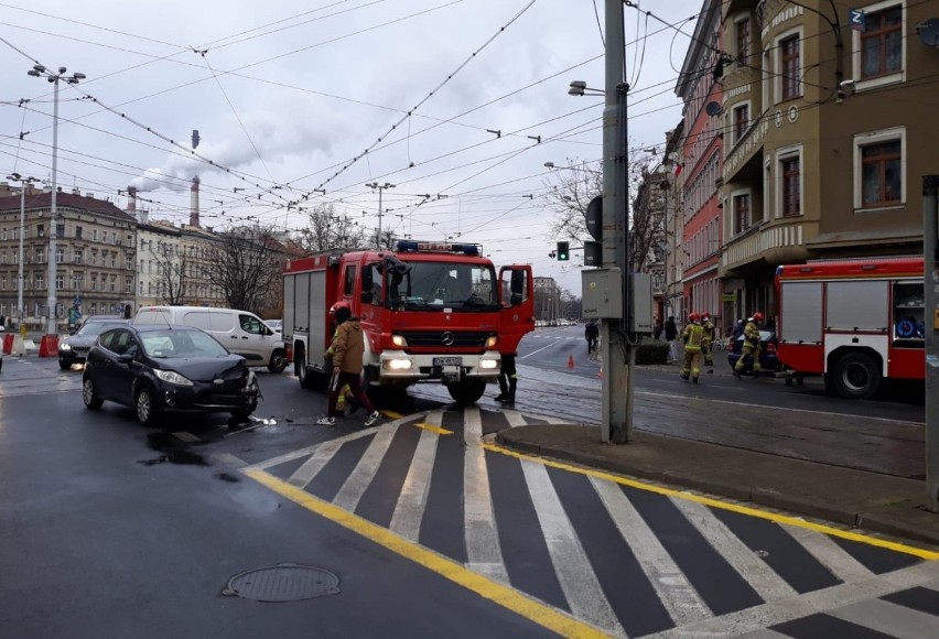 Opel uderzył w ścianę budynku, kierowca i pasażer uciekli