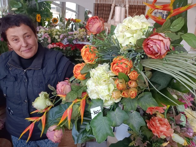 Wiązanki na Wszystkich Świętych 2022 w Piotrkowie królują w kwiaciarniach i marketach