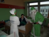 Zielony Mikołaj odwiedził Uniwersytecki Szpital Dziecięcy