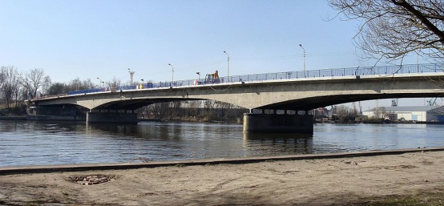Most został wybudowany w XIV w. Pobierano na nim cło od przepływających statków.