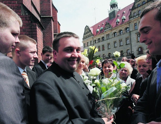 Ks. Grzegorz Gajosek przed katedrą w Legnicy tuż po święceniach
