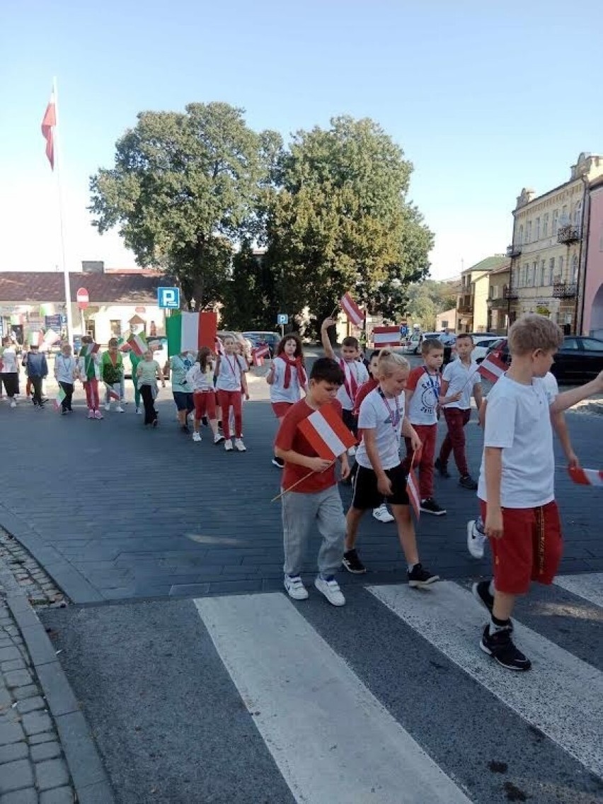 Kolorowy „Korowód Językowy” przeszedł ulicami Opatowa. Piękna akcja uczniów opatowskiej „Dwójki” 