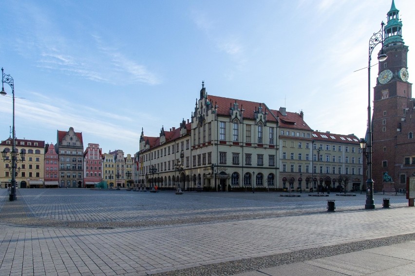 Wrocław porażony epidemią. Puste ulice i place, piękne miasto bez ludzi [GALERIA ZDJĘĆ]