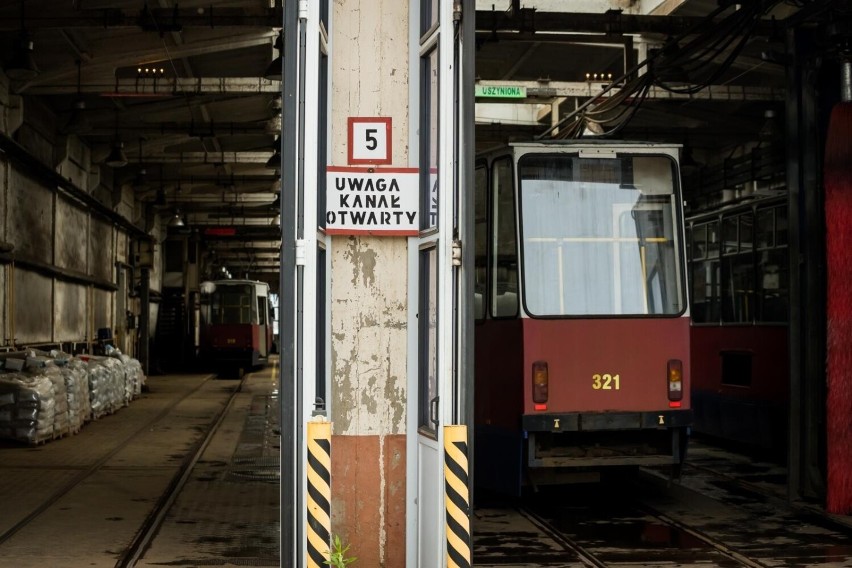 Niemal sto tramwajów obsługiwanych jest codziennie w...