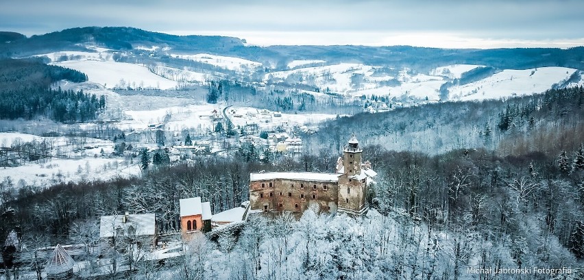 Zamek Grodno w Zagórzu Śląskim przed laty dominował nad...