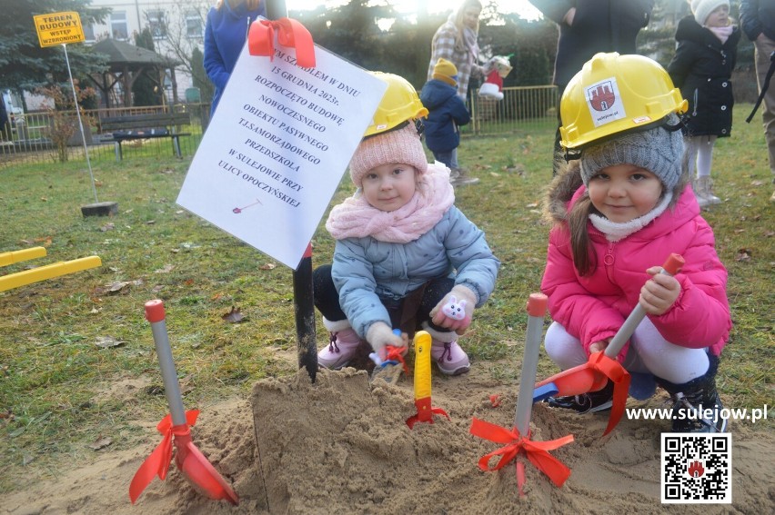 Rozpoczęła się budowa nowoczesnego przedszkola w Sulejowie. Najmłodsi wbili łopatę ZDJĘCIA