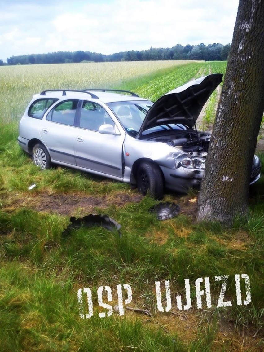 Wypadek w Popielawach na drodze 713. Samochód uderzył w drzewo