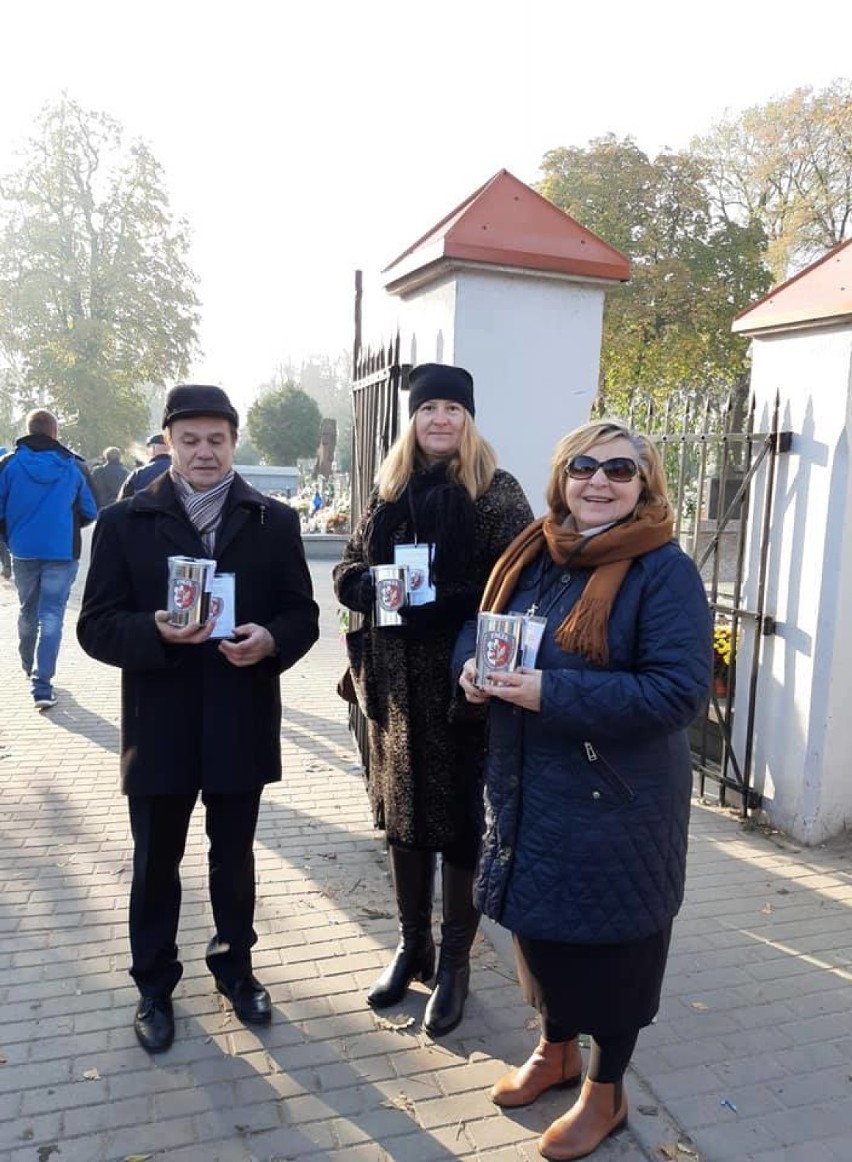 Kwestowali na cmentarzu w Łęczycy. Zebrali ponad... [ZDJĘCIA]