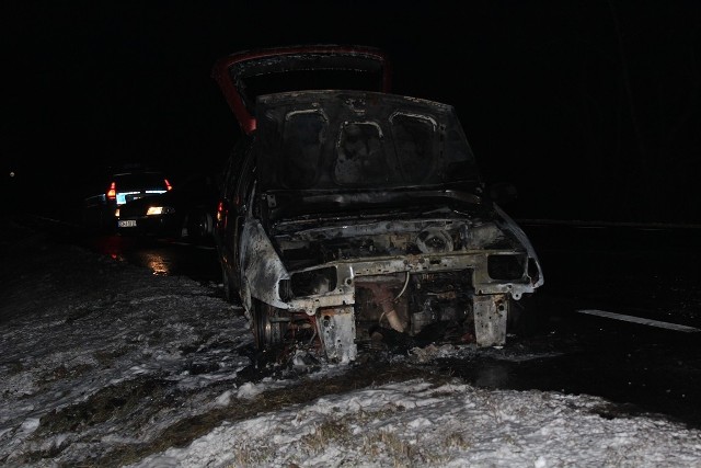 W środę około godziny 17.30 chełmscy strażacy zostali wezwani do palącego się samochodu. Auto zapaliło się w czasie jazdy.