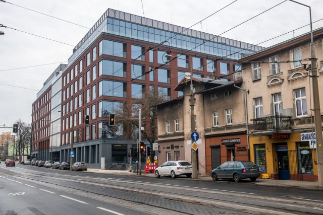 Giant Office to kompleks biurowy klasy A, który powstał przy ulicy Głogowskiej 151 na poznańskim Górczynie. Wyróżnia go efektowna elewacja, na którą składają się okładzina betonowa, ręcznie formowana cegła oraz 4-metrowe tafle szkła. 

Przejdź do kolejnego zdjęcia --->