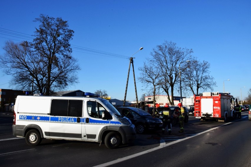 Kraksa na skrzyżowaniu Warszawskiej i Fabrycznej w Wieluniu [ZDJĘCIA]