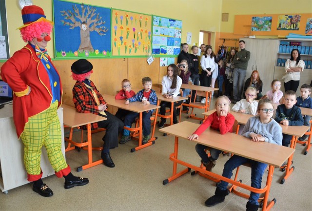 Dzień otwarty w SP nr 13 w Piotrkowie. Trzynastka zachęcała przedszkolaków do nauki w tej szkole, 2.04.2022