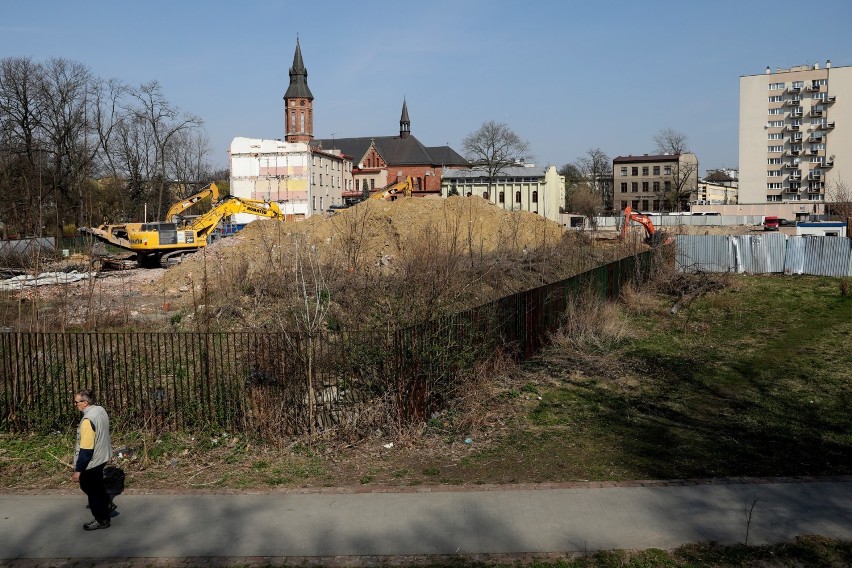 Szpital kolejowy już wyburzony, został jedynie pusty plac [GALERIA]