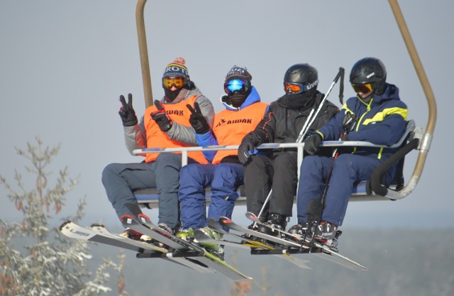 Góra Kamieńsk koło Bełchatowa została dziś, 12.02.2021, otwarta dla narciarzy i snowboardzistów