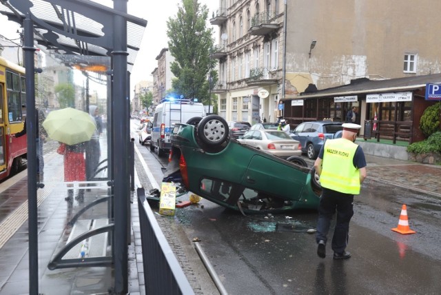 Leżące na dachu w poprzek jezdni auto zablokowało ruch na jednej jezdni alei Kościuszki. Kierowca i pasażer samochodu uciekli z miejsca wypadku...

Czytaj, zobacz ZDJĘCIA na kolejnych zdjęciach 