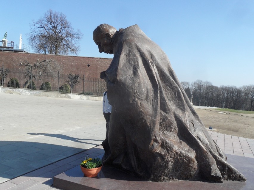 Pomnik Prymasa Wyszyńskiego wrócił na Jasną Górę ZDJĘCIA