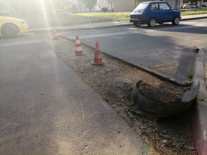 Uciążliwa wyrwa w jezdni na ulicy Stodolnianej w Wieluniu [FOTO]