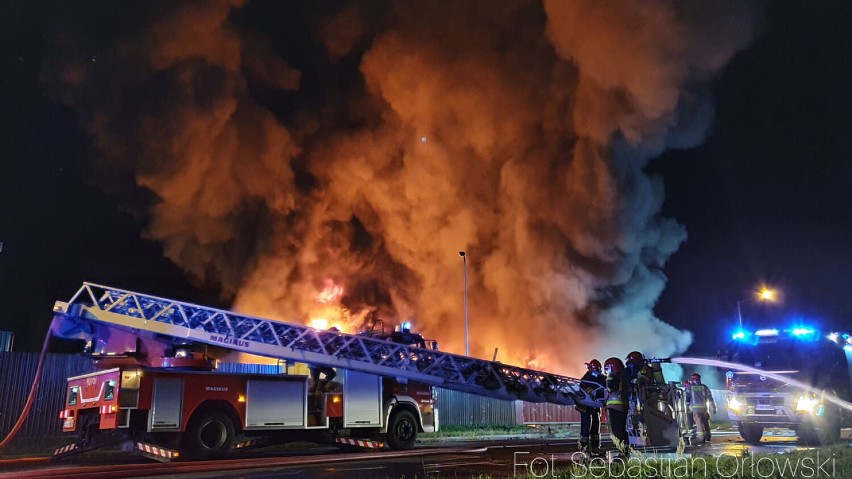 Pożar w zakładzie przetwarzania odpadów w Bogumiłowie...