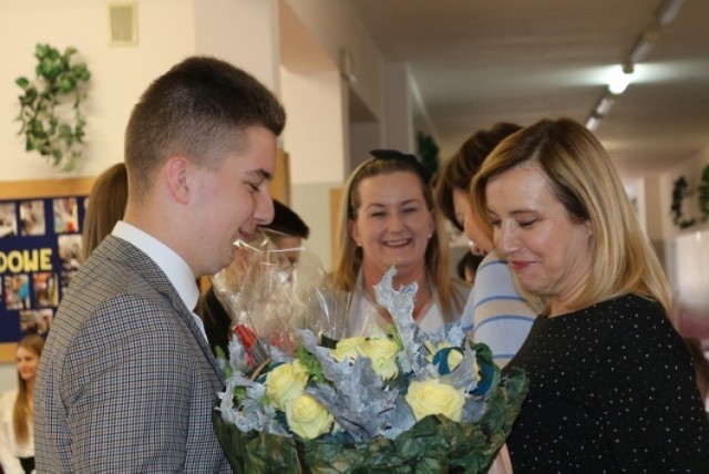 Dzień Edukacji Narodowej w jędrzejowskim "Konarskim". Były nagrody dyrektora szkoły i wyjątkowy występ młodzieży.