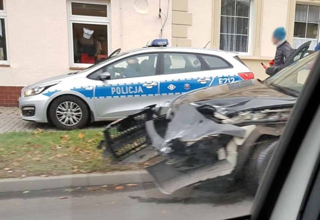 Do niecodziennego zdarzenia doszło we wtorek, 20 listopada, przy ul. Wrocławskiej tuż przy skręcie w ul. Skrajną. 

Audi stoczyło się ze stacji diagnostycznej i... wjechało wprost pod ciężarówkę.


WIDEO: Mieszkańcy os. Pomorskiego blokowali drogę S3
