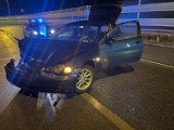 W Malborku kierowca skończył jazdę na barierze ochronnej. Policja ukarała go 500-złotowym mandatem