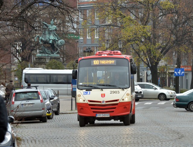 -&nbsp;Jak do minibusa wsiądzie choć  jeden pasażer, to kierowca przeciera oczy ze zdumienia. Gdy jest ich kilkoro, to prawdziwe święto - opowiada Marek Suski, mieszkaniec ul. Ogarnej, która jest na trasie setki". - To rozwiązanie może sprawdziłoby się latem, gdy jest dużo turystów. Wprowadzanie nowej linii  teraz to ewidentne wyrzucanie pieniędzy w błoto. 

Czytaj także: Minibusy linii nr 100 rozpoczęły kursowanie od 26 października

Urzędnicy odpowiedzialni za komunikację miejską w Gdańsku się z tym nie zgadzają.
-&nbsp;Projekt linii 100 wdrożono niedawno. Zgodnie z doświadczeniem na innych liniach czas, w którym pasażerowie się przyzwyczajają, wynosi średnio dwa miesiące, jest to więc początkowy okres funkcjonowania linii 100 i jeszcze absolutnie niemiarodajny, aby móc ocenić, jakie będzie docelowe zainteresowanie - podkreśla Sebastian Zomkowski, wicedyrektor Zarządu Transportu Miejskiego ds. przewozów