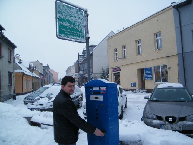 Gdy parkingi płatne są zasypane śniegiem, to inkasenci nie powinni pobierać żadnych opłat &#8211; mówi Grzegorz Klimek z miejscowości Kryry