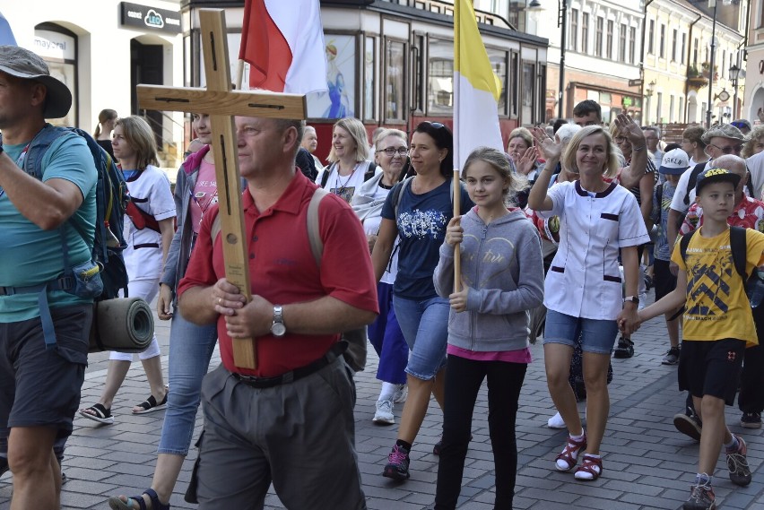 Uczestnicy pielgrzymki z uśmiechami na twarzach wyruszyli w...