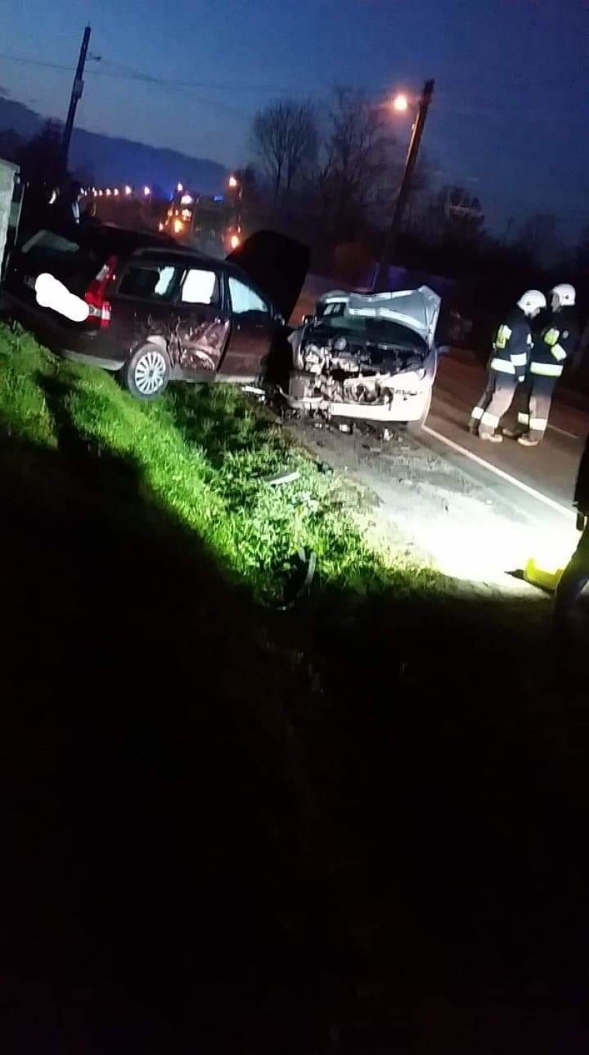 Wypadek na DK 42 w Jedlnie Drugim. Po zderzenieniu 2 samochodów matka z dzieckiem przewiezieni do szpitala